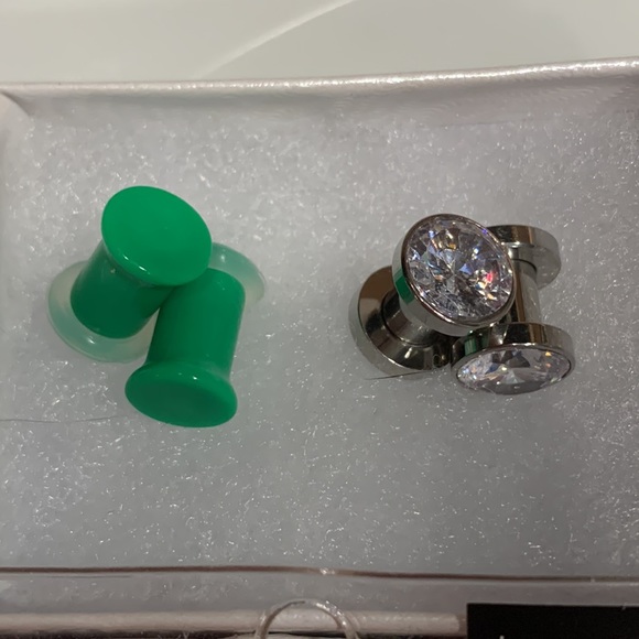 Size 2G Plugs, four sets. - Picture 3 of 3